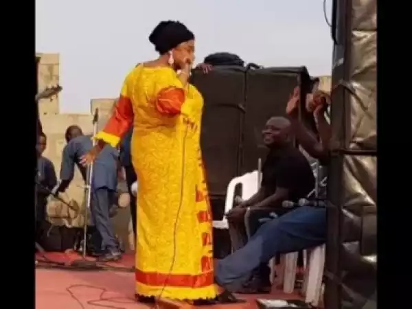 Video: Ronke Oshodi, The MC Crack Jokes, As She Instruct A Guy To Touch Her *BIG ASSETS* At Muka Ray